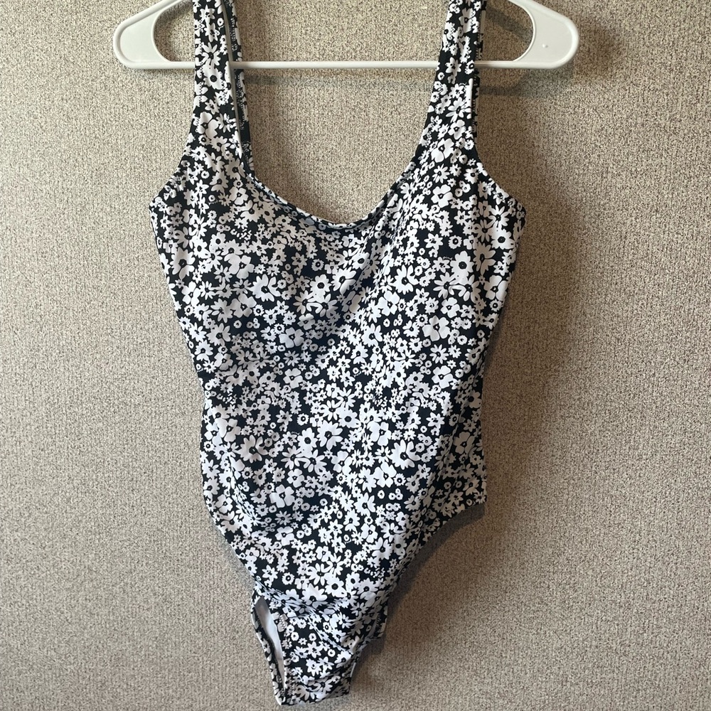 PINK Victoria's Secret Black and White‎ One Piece Swimsuit